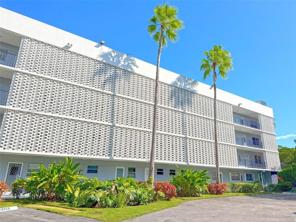 合同活跃: $3,800 (4 贝兹, 2 浴室, 2495 平方英尺)