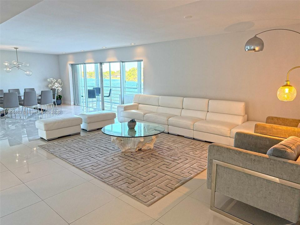 合同活跃: $3,800 (4 贝兹, 2 浴室, 2495 平方英尺)