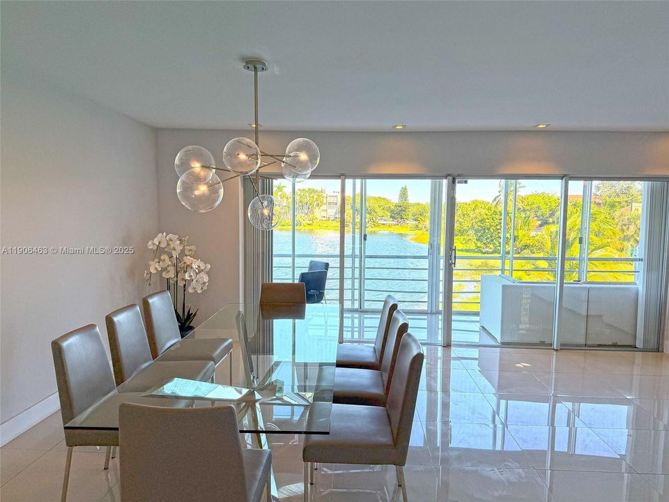 合同活跃: $3,800 (4 贝兹, 2 浴室, 2495 平方英尺)