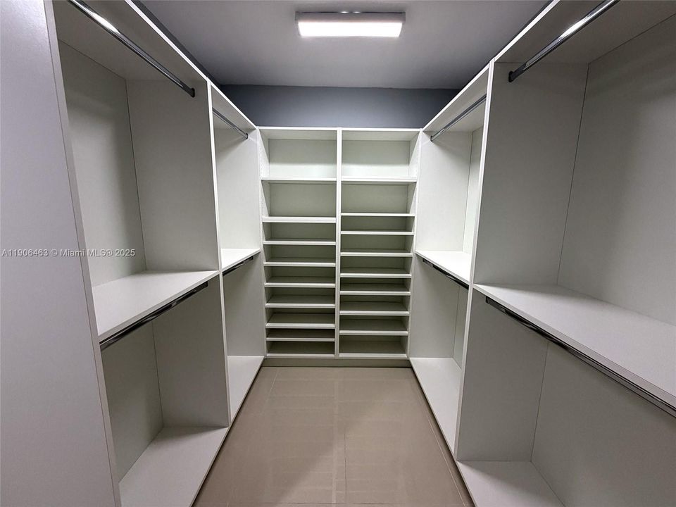 合同活跃: $3,800 (4 贝兹, 2 浴室, 2495 平方英尺)