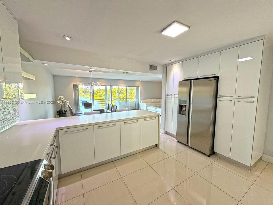 合同活跃: $3,800 (4 贝兹, 2 浴室, 2495 平方英尺)