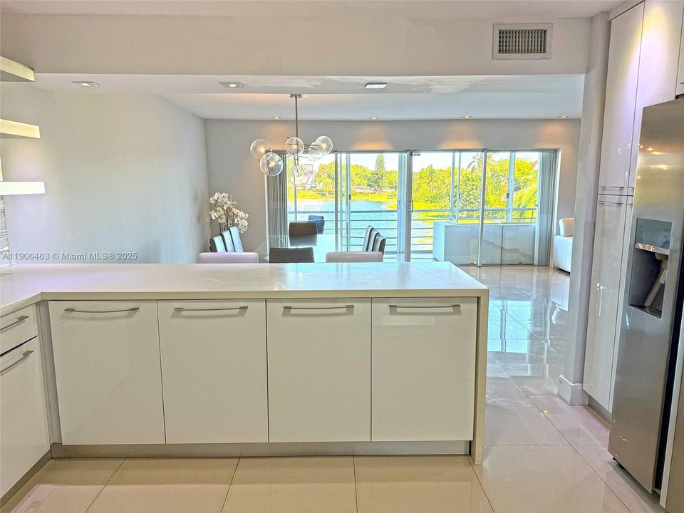 合同活跃: $3,800 (4 贝兹, 2 浴室, 2495 平方英尺)