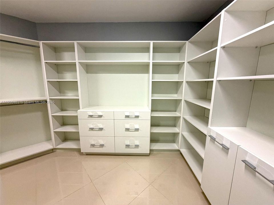 合同活跃: $3,800 (4 贝兹, 2 浴室, 2495 平方英尺)