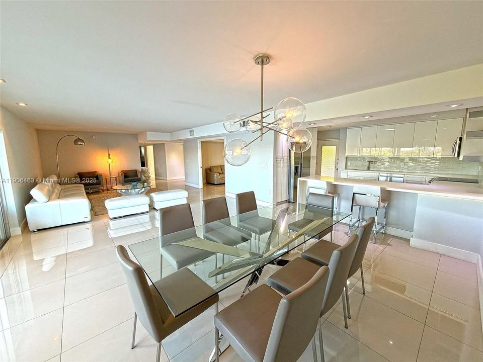 合同活跃: $3,800 (4 贝兹, 2 浴室, 2495 平方英尺)