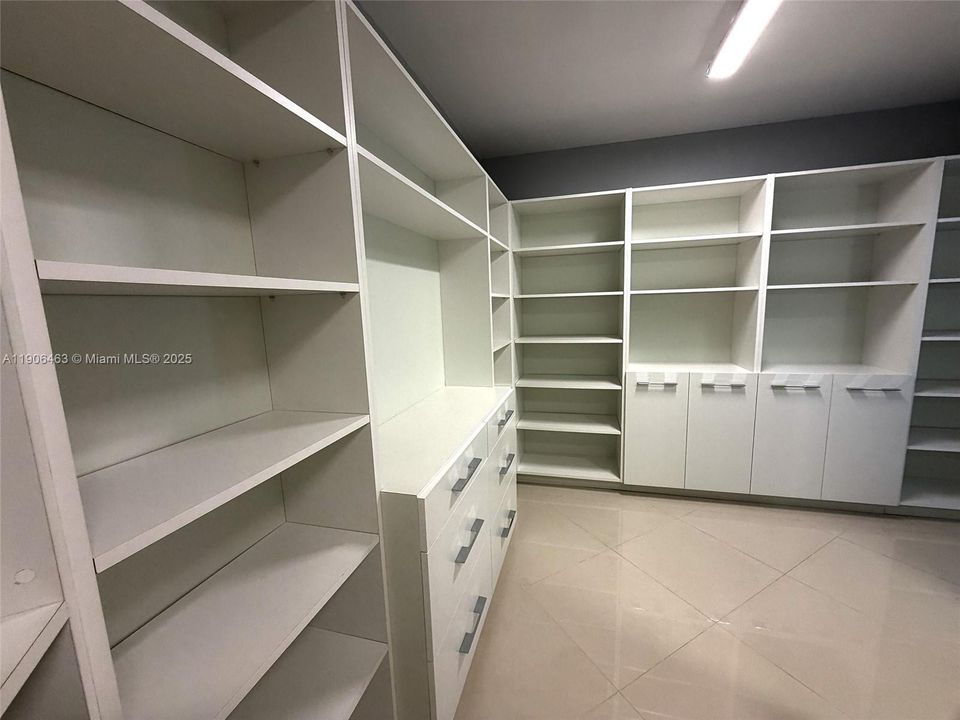 合同活跃: $3,800 (4 贝兹, 2 浴室, 2495 平方英尺)