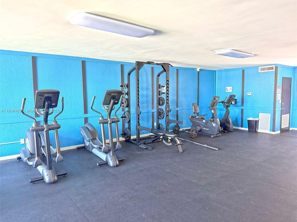 合同活跃: $3,800 (4 贝兹, 2 浴室, 2495 平方英尺)