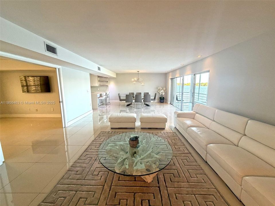 合同活跃: $3,800 (4 贝兹, 2 浴室, 2495 平方英尺)