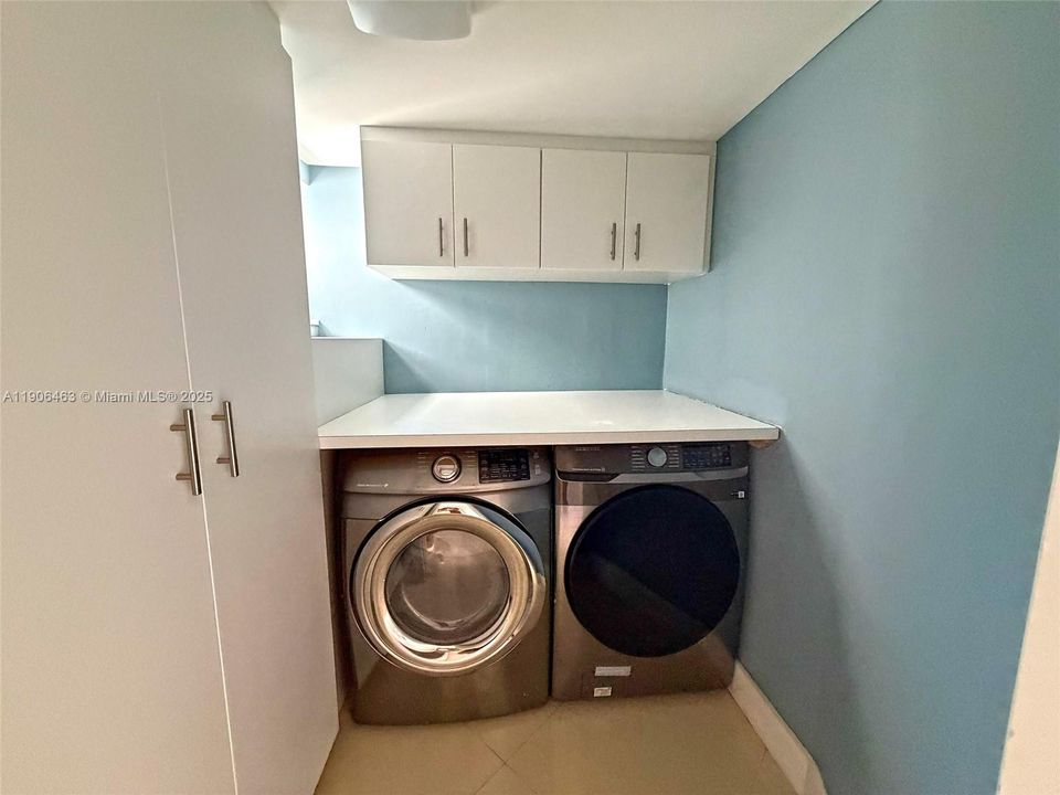 合同活跃: $3,800 (4 贝兹, 2 浴室, 2495 平方英尺)