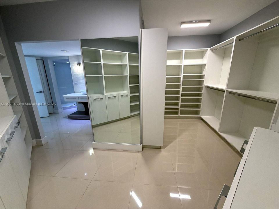 合同活跃: $3,800 (4 贝兹, 2 浴室, 2495 平方英尺)