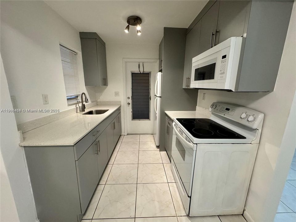 For Rent: $2,000 (2 beds, 2 baths, 857 Square Feet)