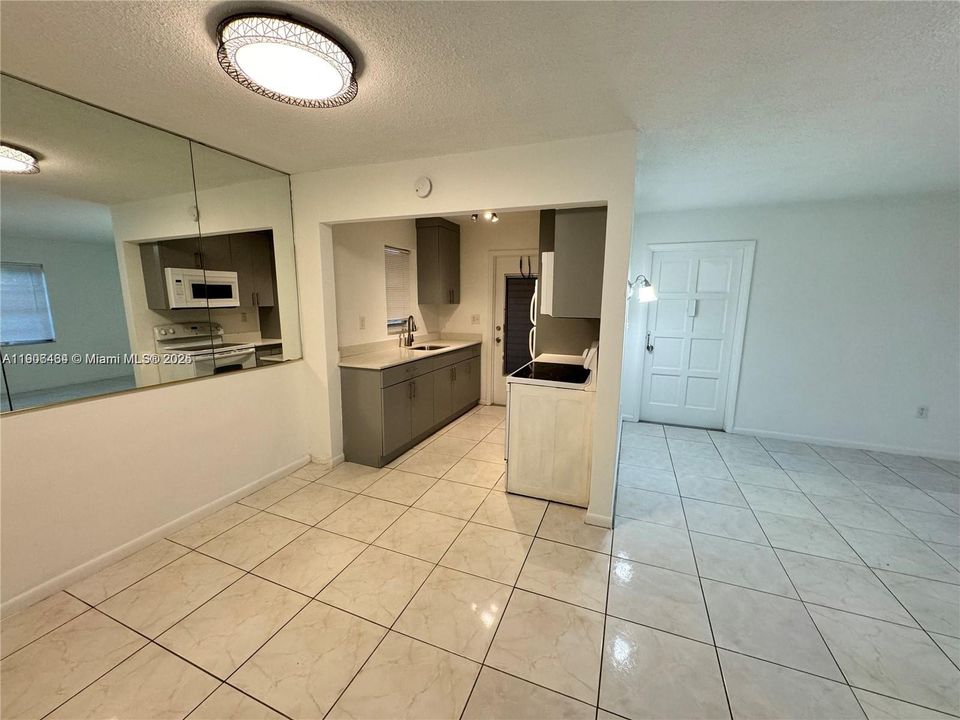 For Rent: $2,000 (2 beds, 2 baths, 857 Square Feet)