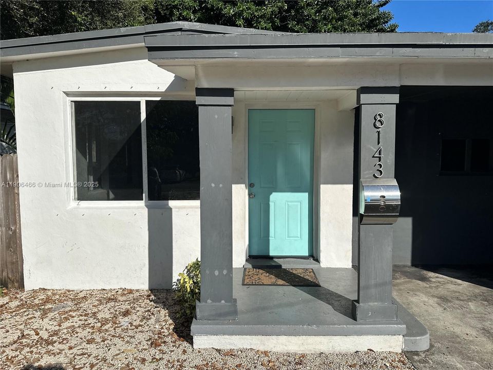 For Rent: $2,250 (3 beds, 1 baths, 890 Square Feet)