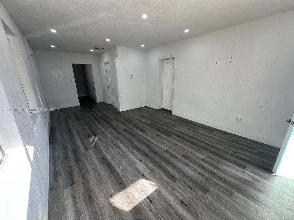 For Rent: $2,250 (3 beds, 1 baths, 890 Square Feet)