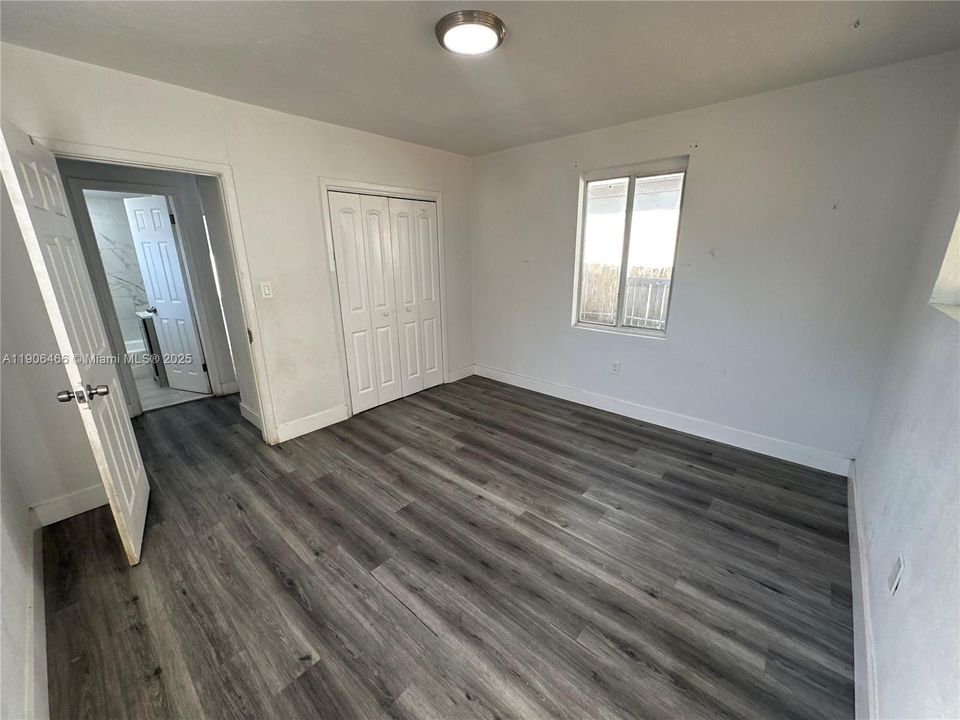 For Rent: $2,250 (3 beds, 1 baths, 890 Square Feet)