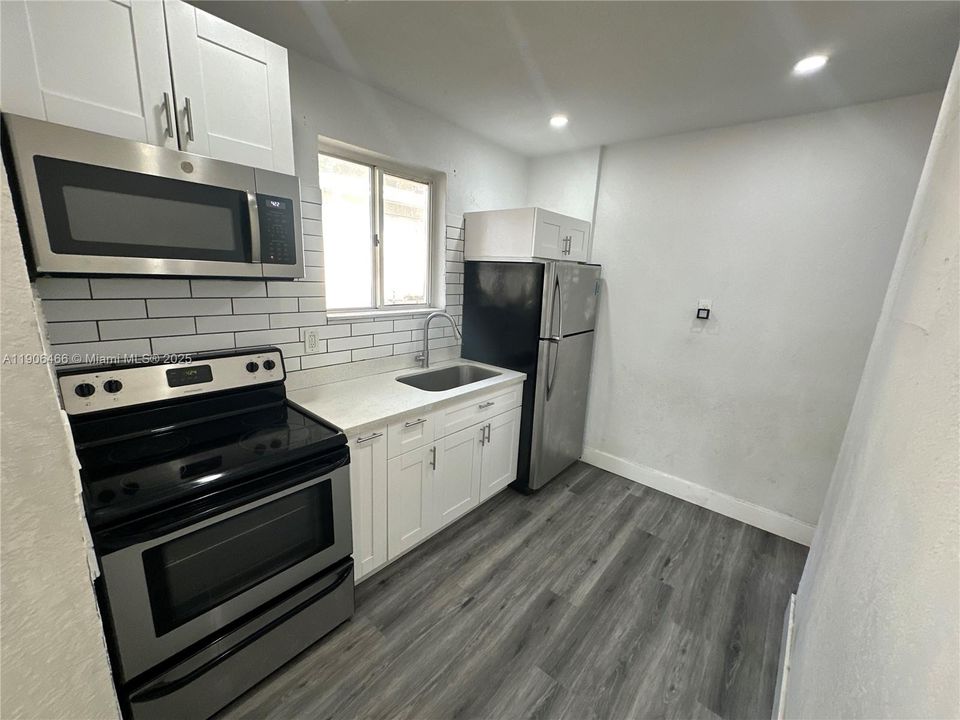 For Rent: $2,250 (3 beds, 1 baths, 890 Square Feet)