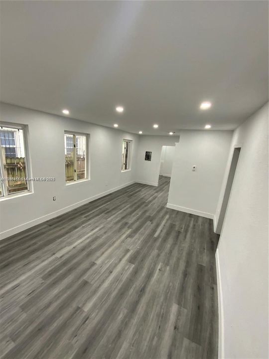 For Rent: $2,250 (3 beds, 1 baths, 890 Square Feet)