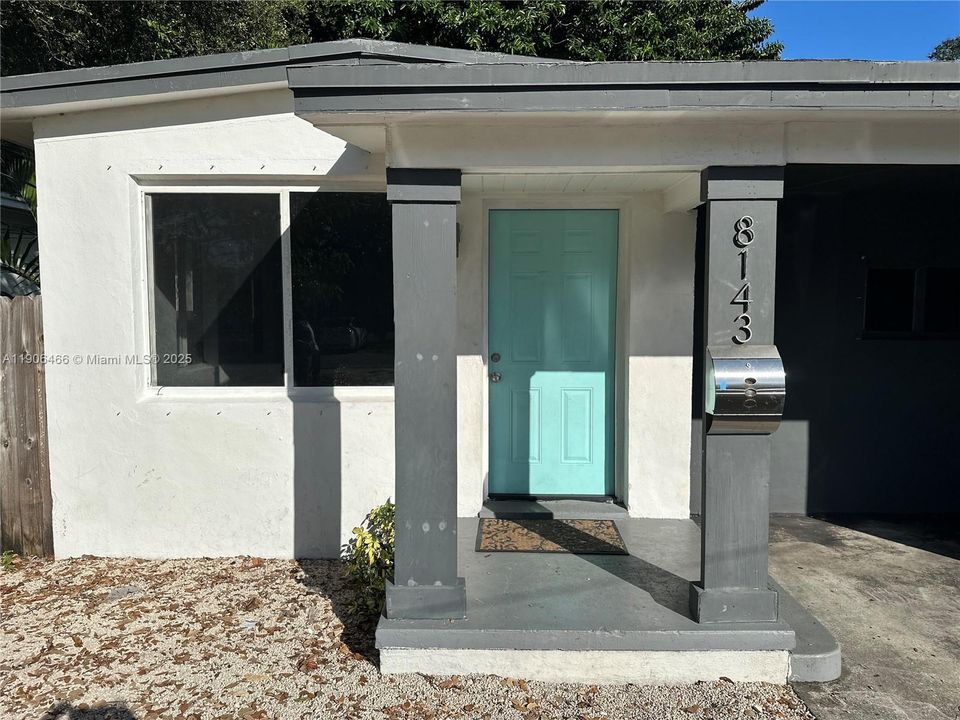 For Rent: $2,250 (3 beds, 1 baths, 890 Square Feet)