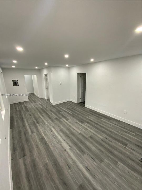 For Rent: $2,250 (3 beds, 1 baths, 890 Square Feet)