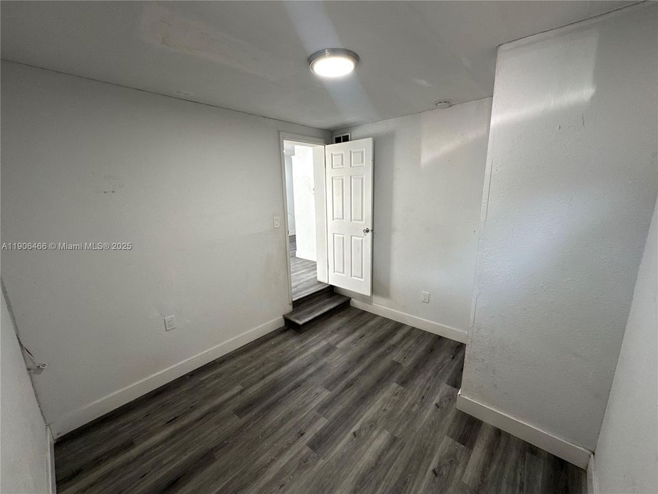 For Rent: $2,250 (3 beds, 1 baths, 890 Square Feet)