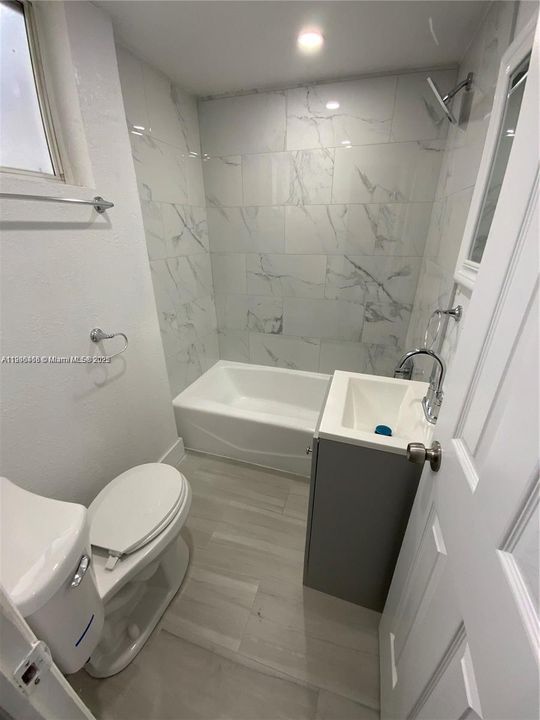 For Rent: $2,250 (3 beds, 1 baths, 890 Square Feet)