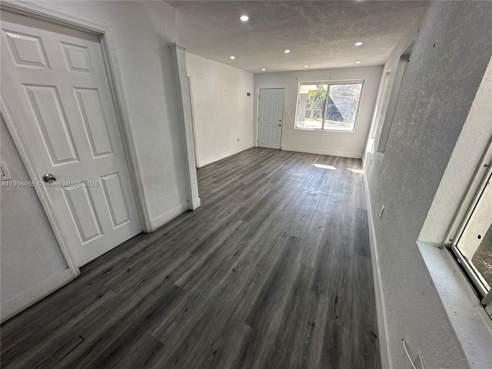 For Rent: $2,250 (3 beds, 1 baths, 890 Square Feet)