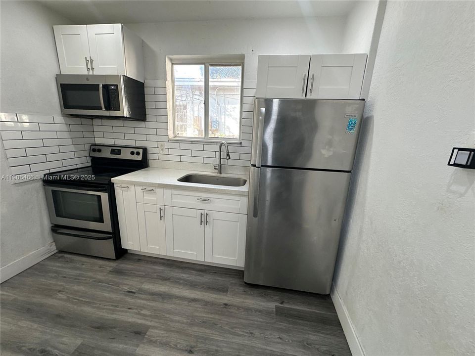 For Rent: $2,250 (3 beds, 1 baths, 890 Square Feet)