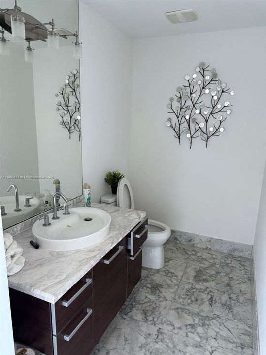 For Sale: $480,000 (1 beds, 1 baths, 978 Square Feet)