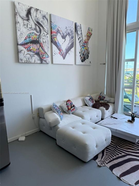 For Sale: $480,000 (1 beds, 1 baths, 978 Square Feet)