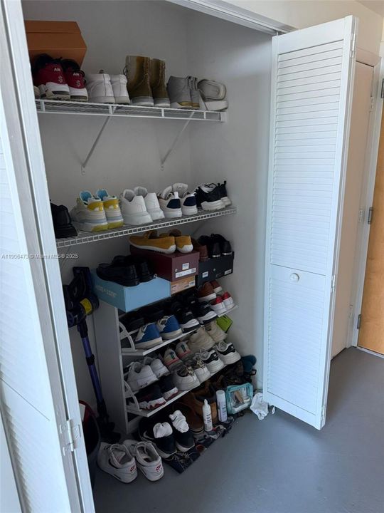 For Sale: $480,000 (1 beds, 1 baths, 978 Square Feet)