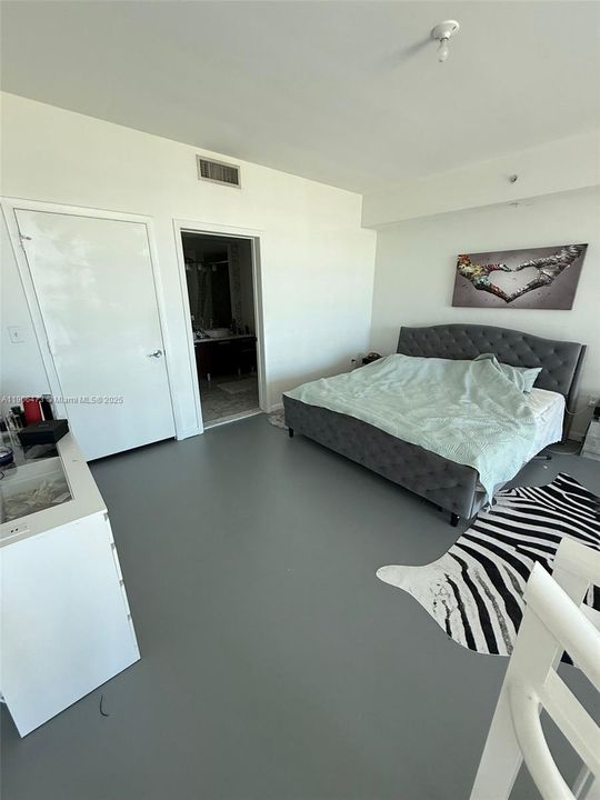 For Sale: $480,000 (1 beds, 1 baths, 978 Square Feet)