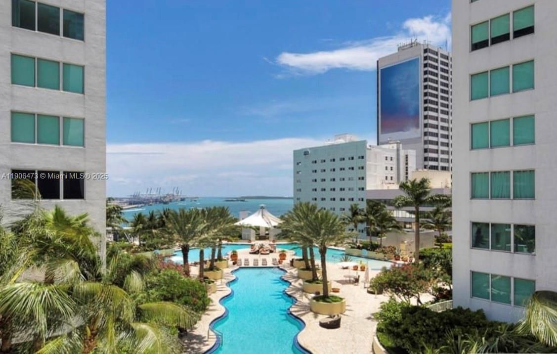 For Sale: $480,000 (1 beds, 1 baths, 978 Square Feet)