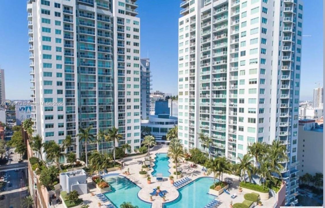 For Sale: $480,000 (1 beds, 1 baths, 978 Square Feet)