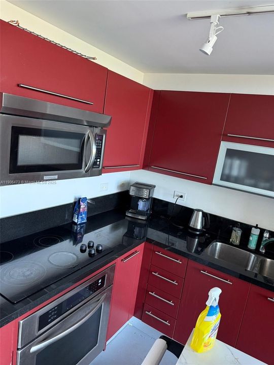 For Sale: $480,000 (1 beds, 1 baths, 978 Square Feet)