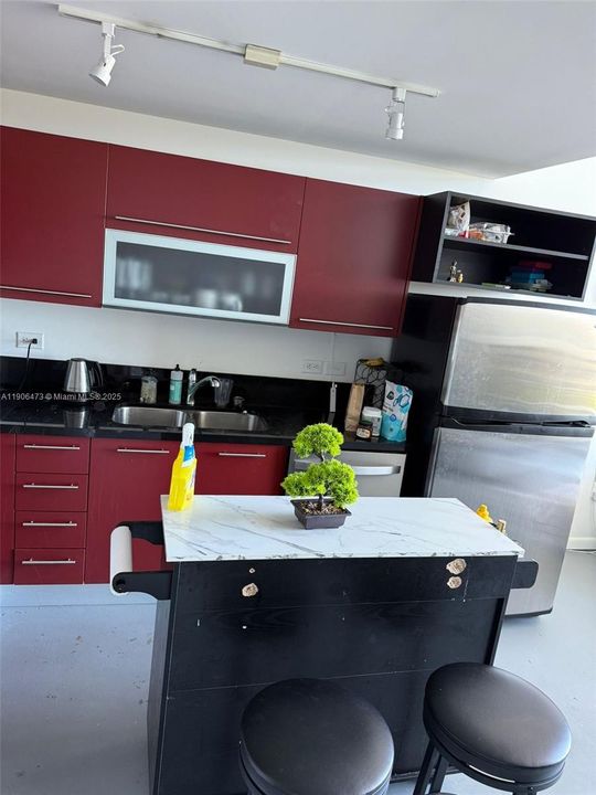 For Sale: $480,000 (1 beds, 1 baths, 978 Square Feet)