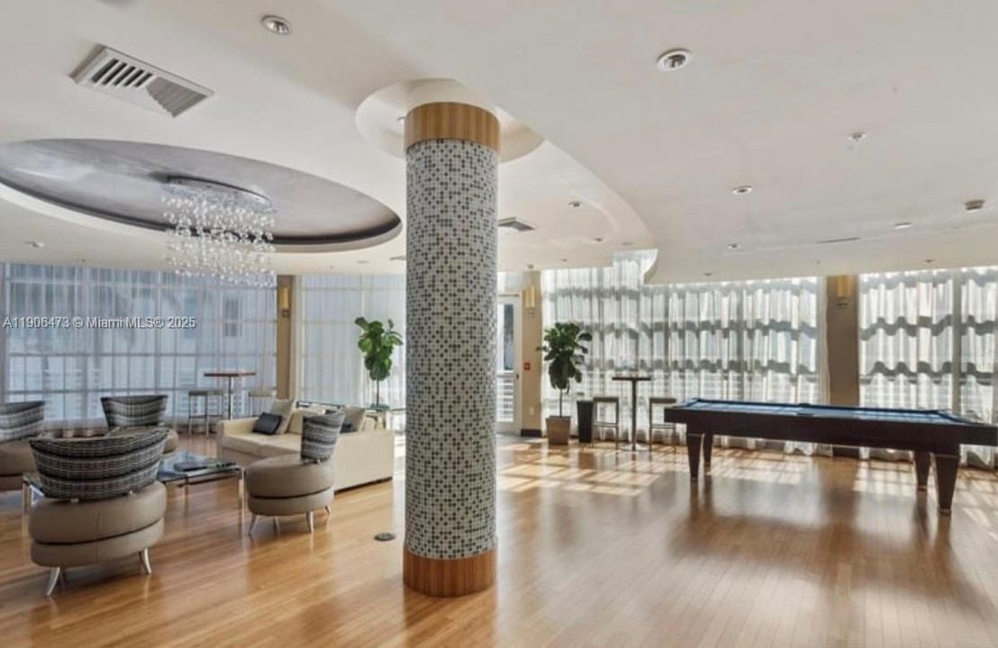 For Sale: $480,000 (1 beds, 1 baths, 978 Square Feet)