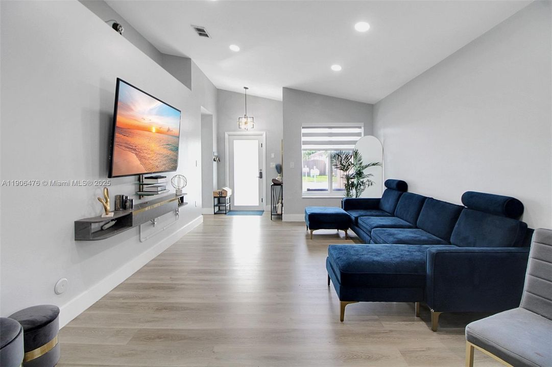 For Sale: $575,000 (3 beds, 2 baths, 1373 Square Feet)