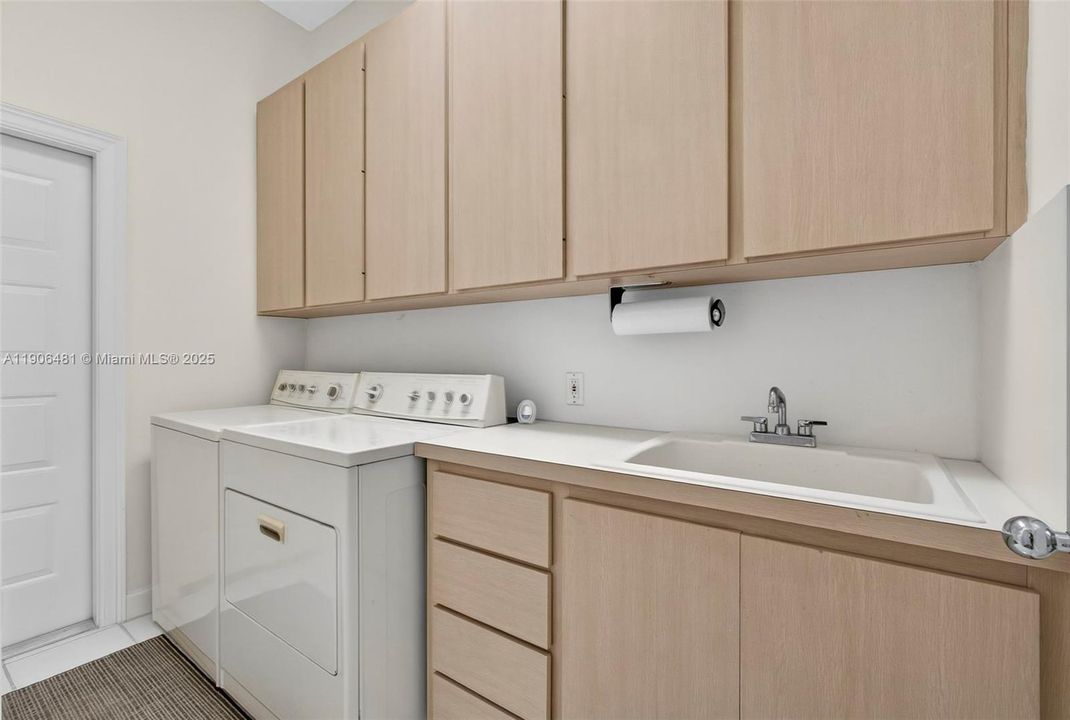 For Sale: $850,000 (3 beds, 3 baths, 2024 Square Feet)