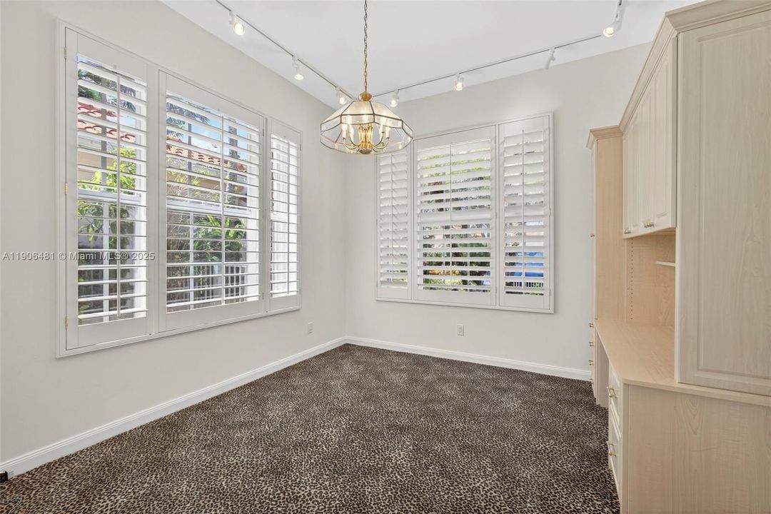 For Sale: $850,000 (3 beds, 3 baths, 2024 Square Feet)