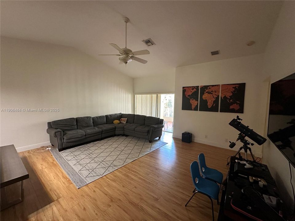 На продажу: $599,000 (3 спален, 2 ванн, 1517 Квадратных фут)