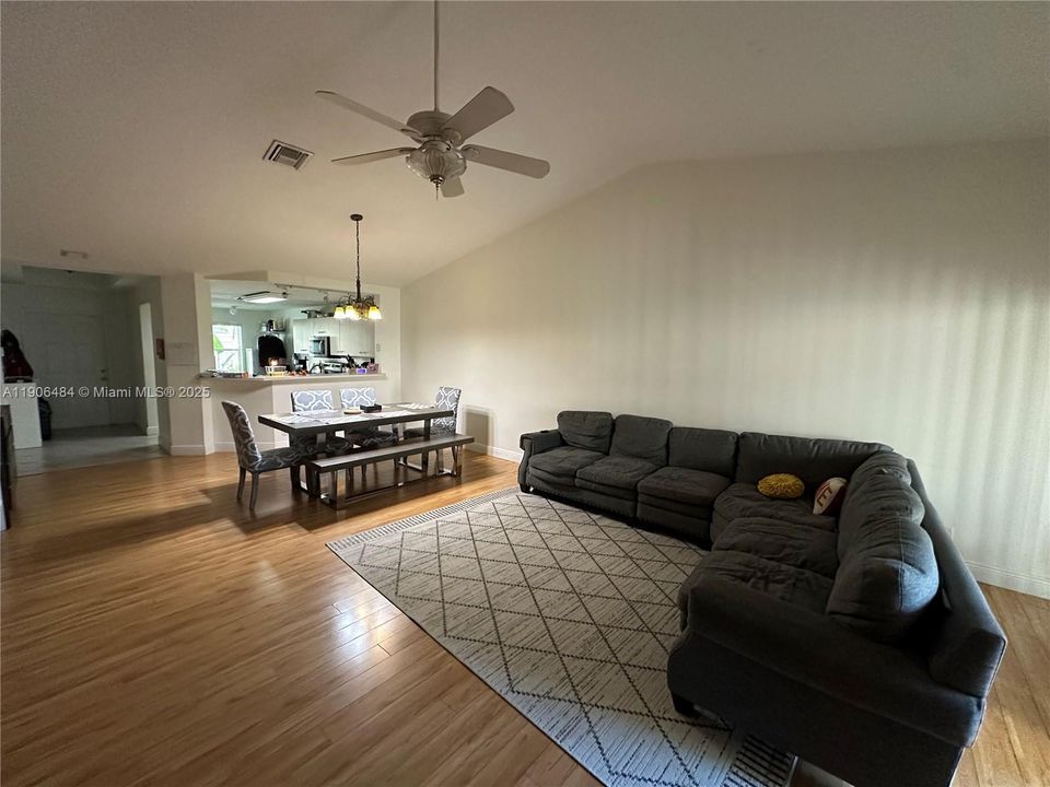 На продажу: $599,000 (3 спален, 2 ванн, 1517 Квадратных фут)