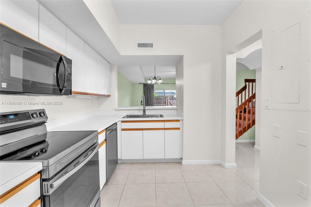 For Sale: $499,000 (3 beds, 2 baths, 1382 Square Feet)