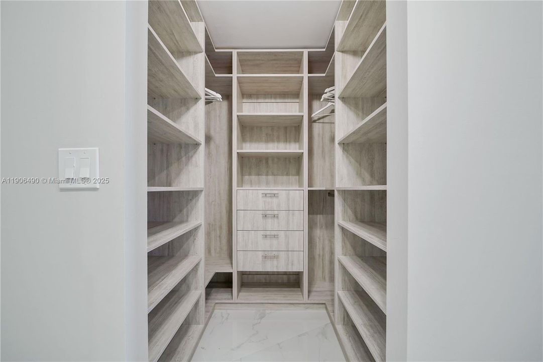 待售: $4,900,000 (3 贝兹, 3 浴室, 2040 平方英尺)