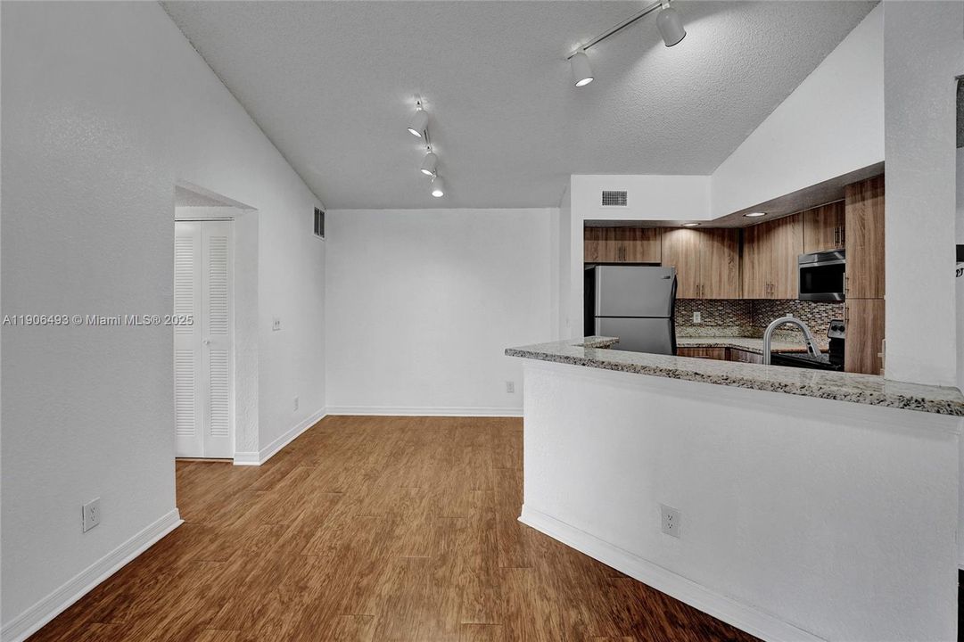 出租: $2,250 (2 贝兹, 2 浴室, 1065 平方英尺)