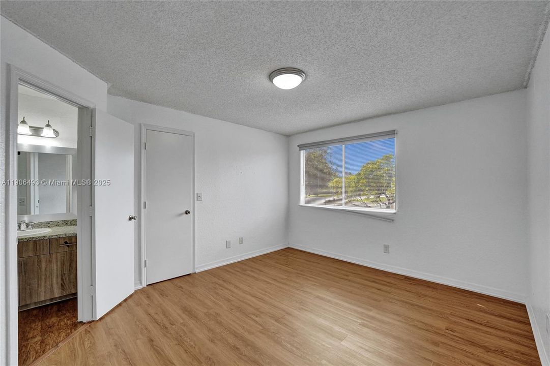 出租: $2,250 (2 贝兹, 2 浴室, 1065 平方英尺)