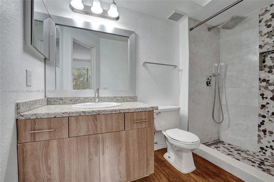 出租: $2,250 (2 贝兹, 2 浴室, 1065 平方英尺)