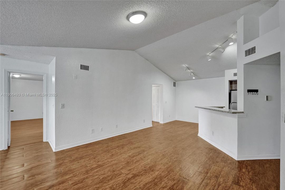 出租: $2,250 (2 贝兹, 2 浴室, 1065 平方英尺)