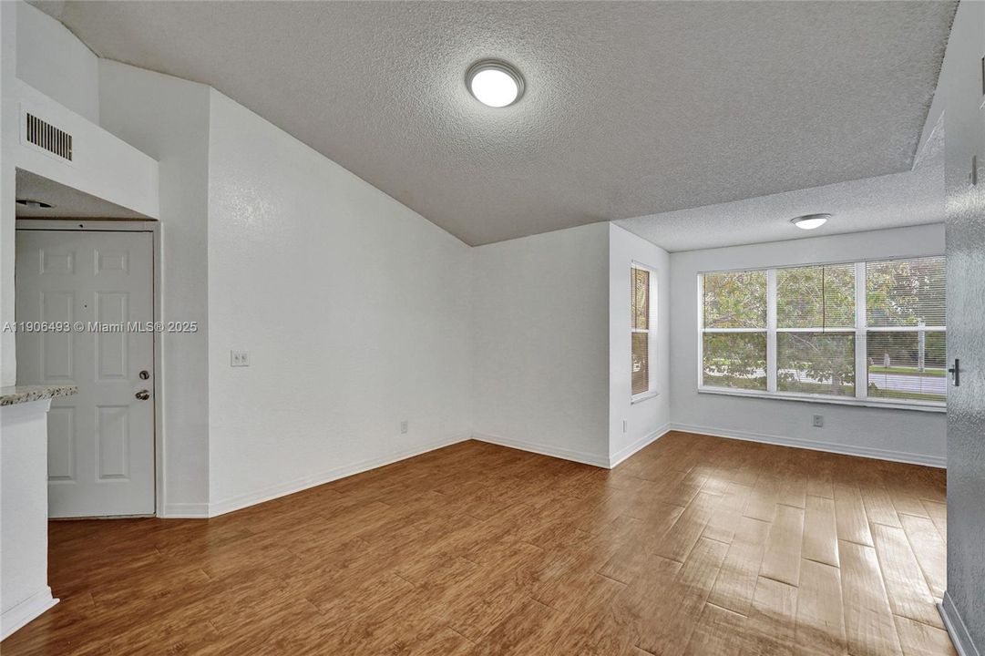 出租: $2,250 (2 贝兹, 2 浴室, 1065 平方英尺)