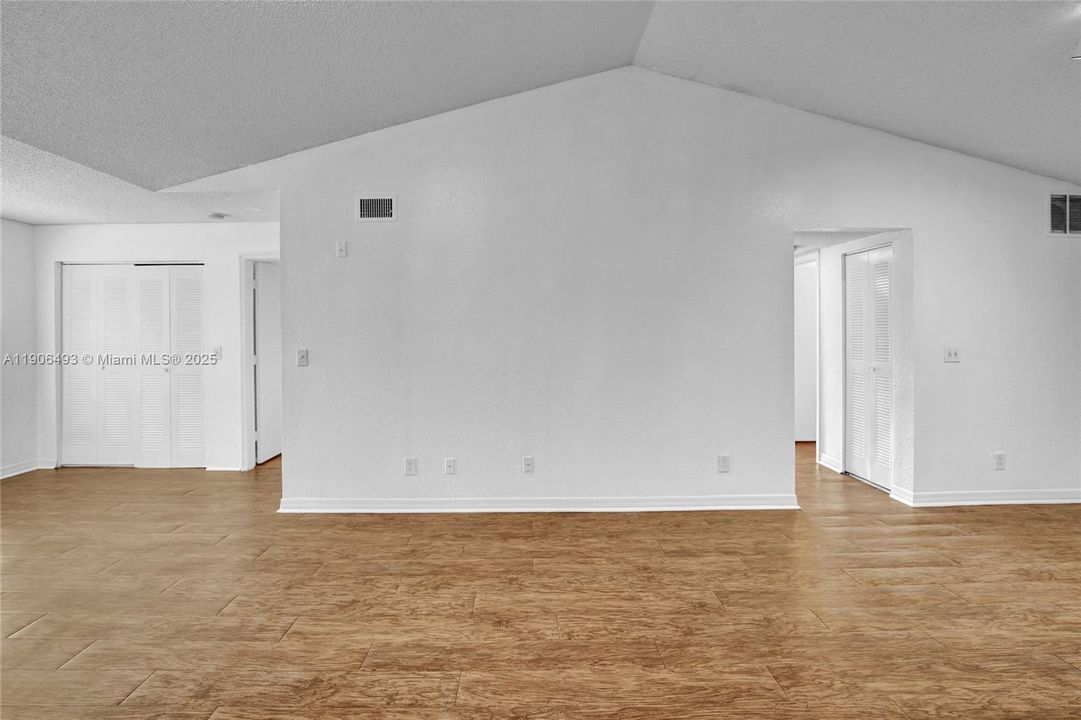 出租: $2,250 (2 贝兹, 2 浴室, 1065 平方英尺)