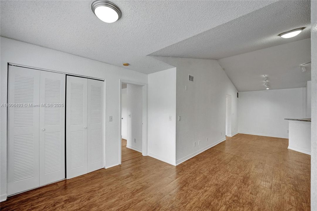 出租: $2,250 (2 贝兹, 2 浴室, 1065 平方英尺)