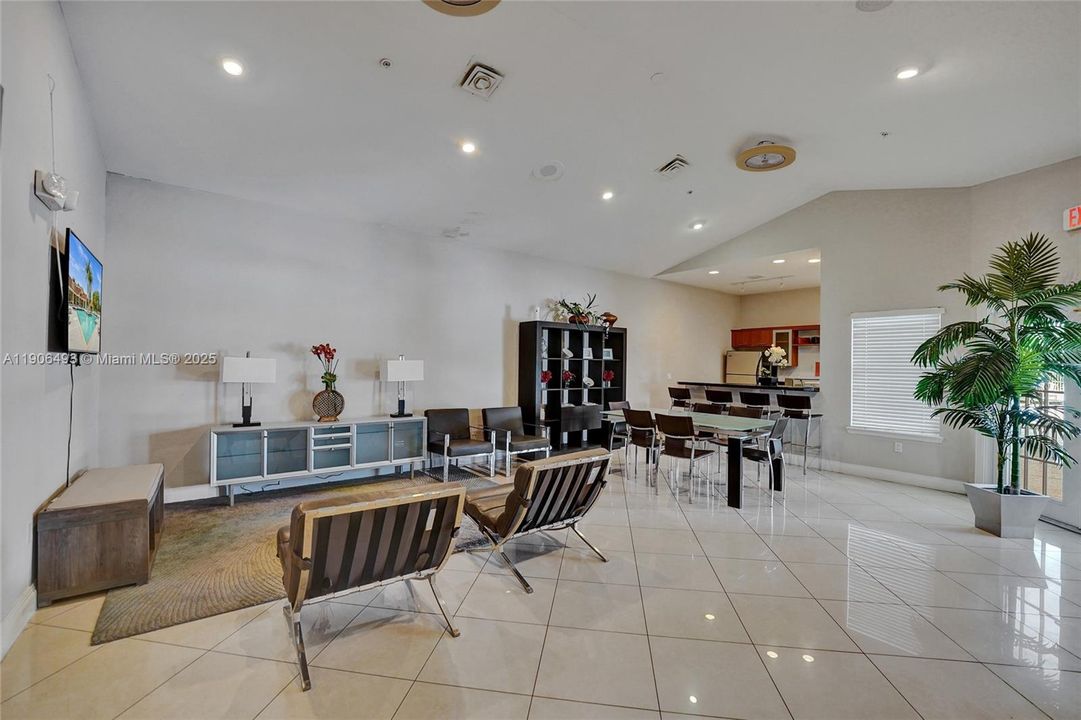 出租: $2,250 (2 贝兹, 2 浴室, 1065 平方英尺)